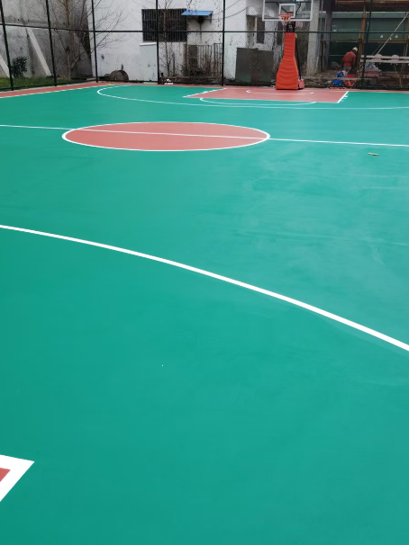 和林格尔 球场长期使用易出现地面开裂